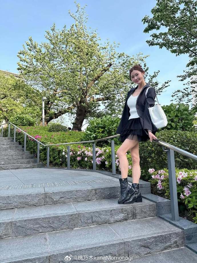 私服写真☺️外套背后的珍珠设计超可爱🩷# ​ 预览 5