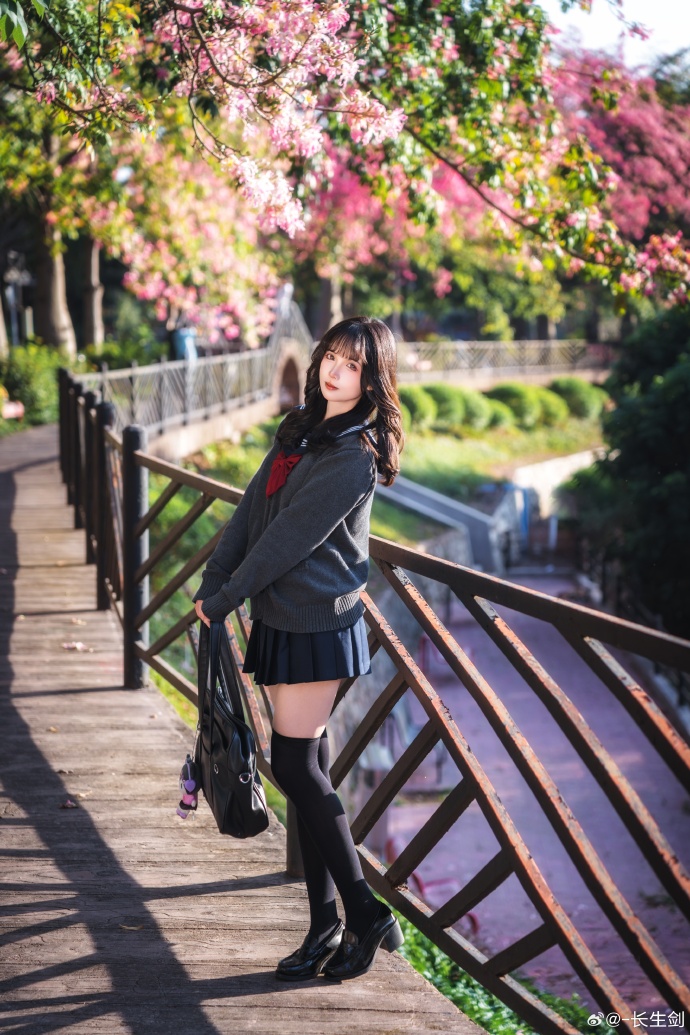 ### 出镜：@挽希- 📷：我去年年底去拍的异木棉jk！ ​ 预览 1
