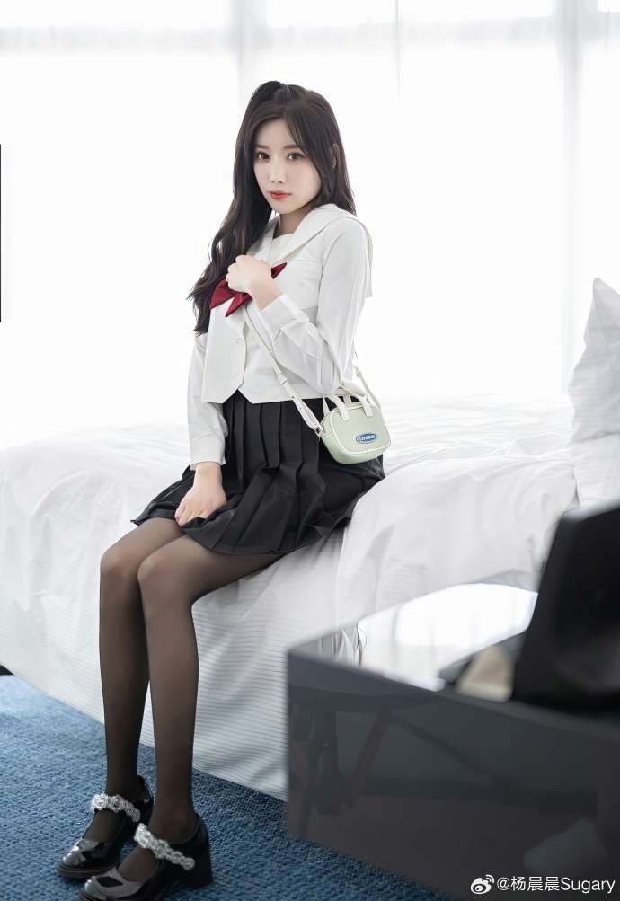 周末的下午，来一杯冰美式，躲进温柔乡里。☕️穿最乖的校服，做最酷的梦。这个视角，