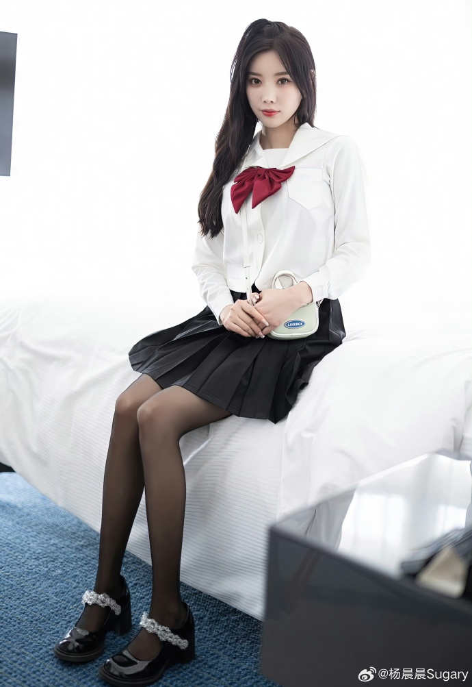 周末的下午，来一杯冰美式，躲进温柔乡里。☕️穿最乖的校服，做最酷的梦。这个视角， 预览 2