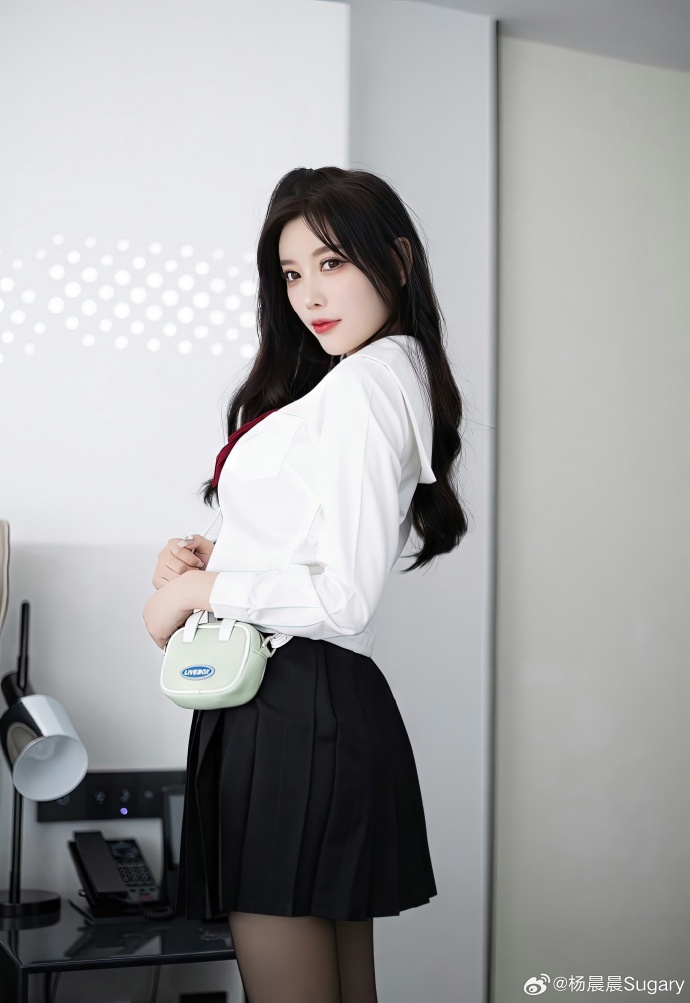 周末的下午，来一杯冰美式，躲进温柔乡里。☕️穿最乖的校服，做最酷的梦。这个视角， 预览 3