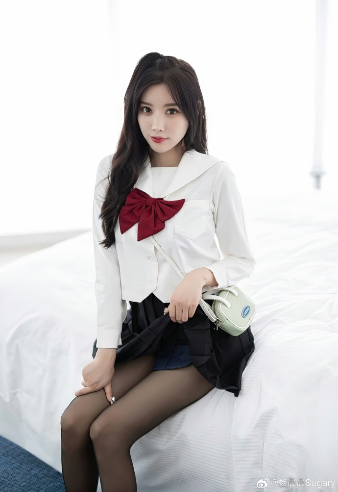周末的下午，来一杯冰美式，躲进温柔乡里。☕️穿最乖的校服，做最酷的梦。这个视角， 预览 4