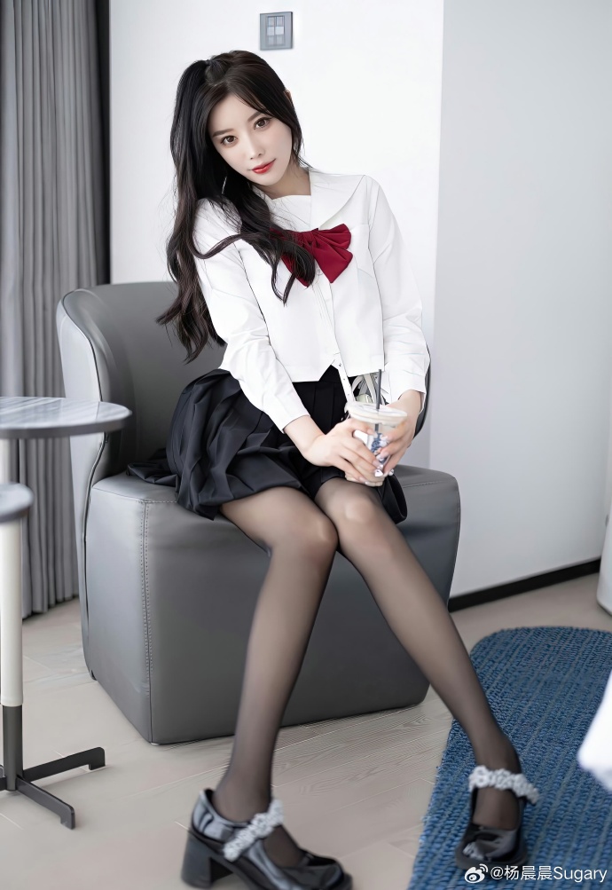 周末的下午，来一杯冰美式，躲进温柔乡里。☕️穿最乖的校服，做最酷的梦。这个视角， 预览 5