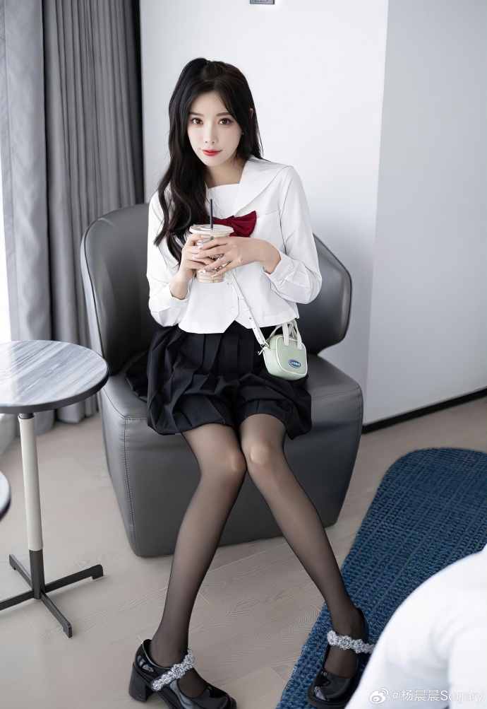 周末的下午，来一杯冰美式，躲进温柔乡里。☕️穿最乖的校服，做最酷的梦。这个视角， 预览 6