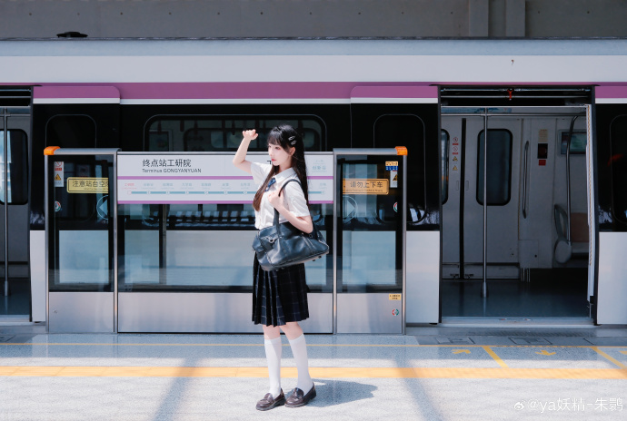ya妖精超话## —— 花と水飴，最終電車——📷:poppy久违的拍了jk制服 预览 4