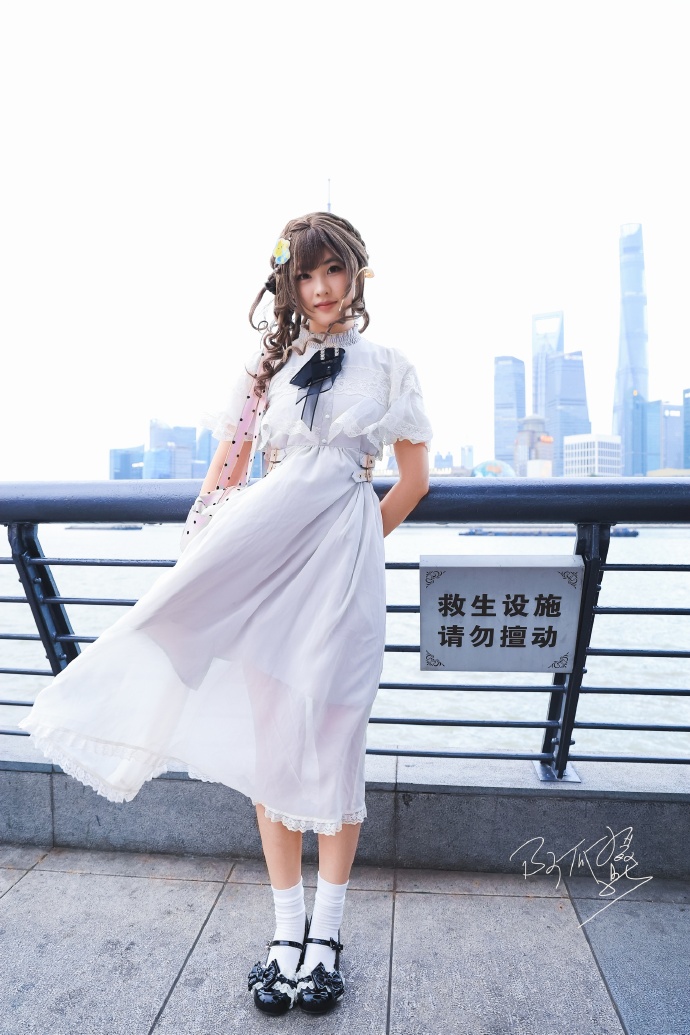 写真｜江风漫盛夏，绝色揽尽都市风华。### ​ 预览 2