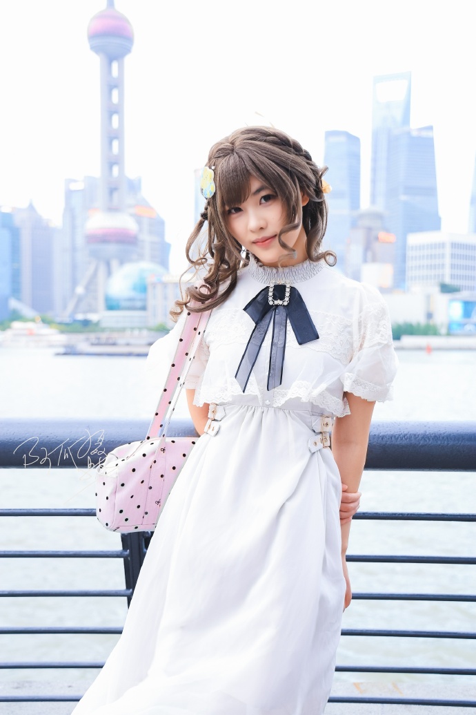 写真｜江风漫盛夏，绝色揽尽都市风华。### ​ 预览 3