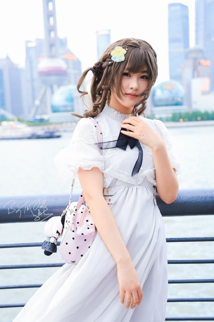写真｜江风漫盛夏，绝色揽尽都市风华。### ​ 预览 4