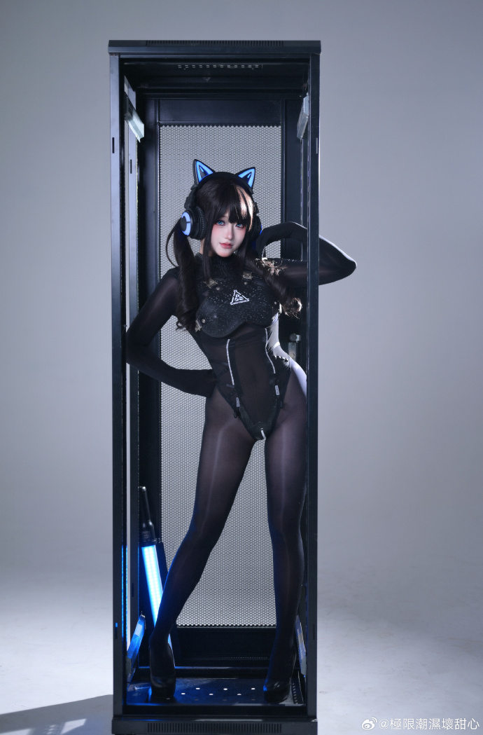 # 你订购的奇怪机器人到货了 请签收 衣服推荐：@得体社 ​ 预览 2