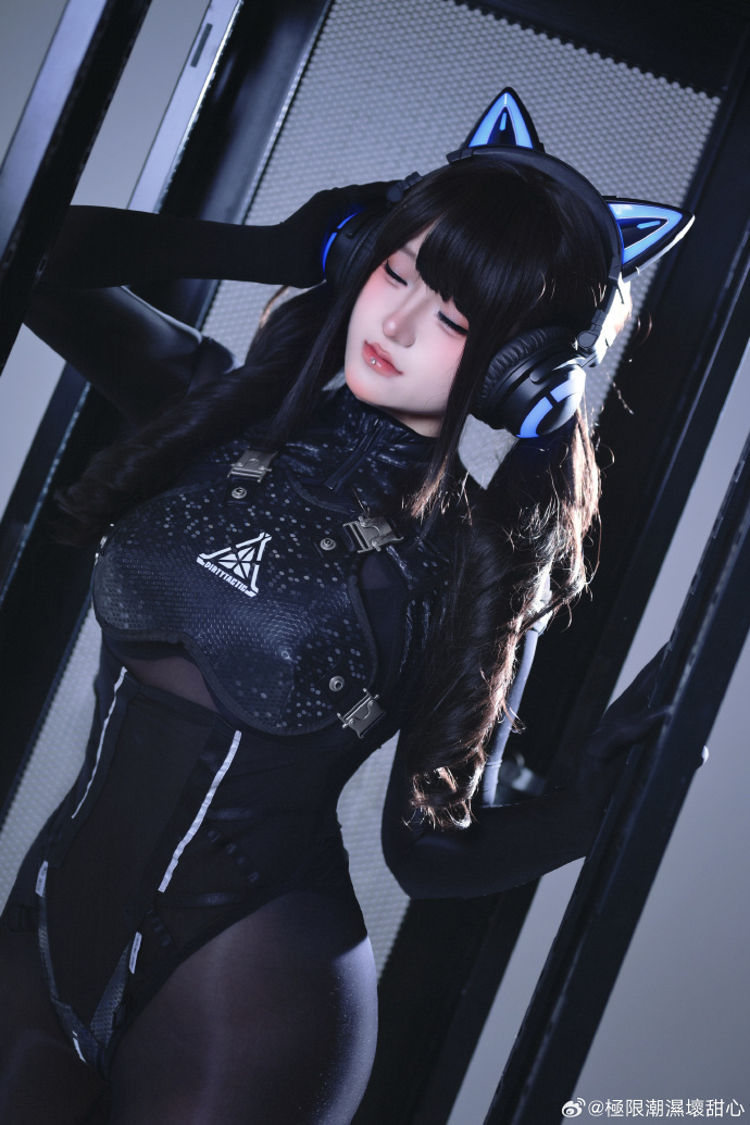 # 你订购的奇怪机器人到货了 请签收 衣服推荐：@得体社 ​ 预览 5
