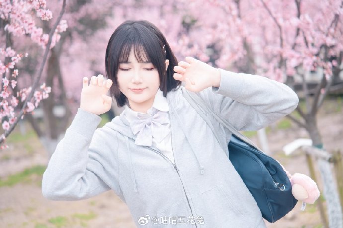 初春时候拍的fafa开心₍ᵔ•ᴗ•ᵔ₎📷：@极地羽翼 ### ​ 预览 2