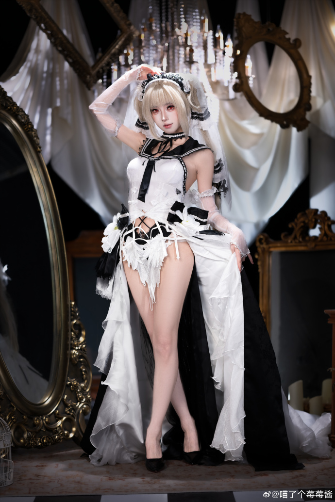 “完美落幕，今晚的舞会到此结束”📷 @帝_三 👗 @爪子与匣子 🧱➕🐷 啾 三人