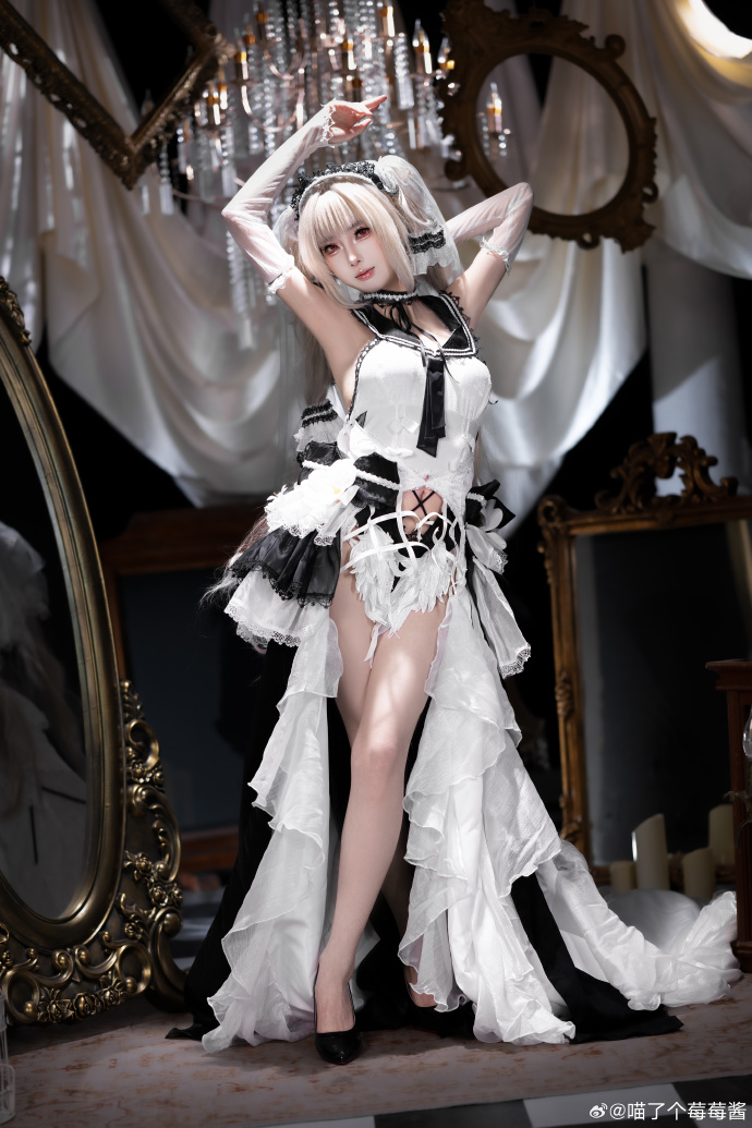 “完美落幕，今晚的舞会到此结束”📷 @帝_三 👗 @爪子与匣子 🧱➕🐷 啾 三人 预览 2