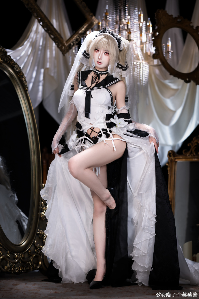 “完美落幕，今晚的舞会到此结束”📷 @帝_三 👗 @爪子与匣子 🧱➕🐷 啾 三人 预览 3
