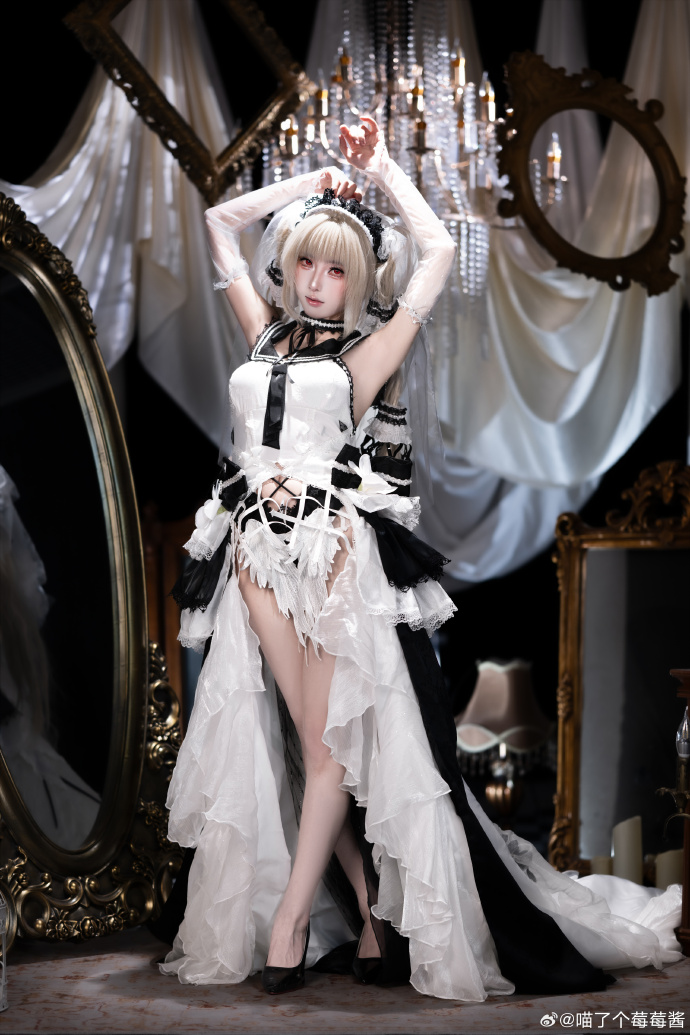“完美落幕，今晚的舞会到此结束”📷 @帝_三 👗 @爪子与匣子 🧱➕🐷 啾 三人 预览 4