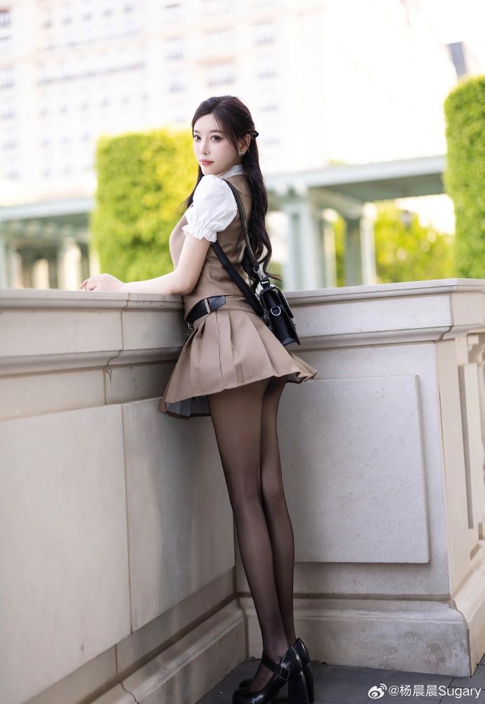漫步长廊的制服限定时刻，马甲百褶裙勾勒柔和线条。微风裹挟日光，氛围感拉满，藏不住 预览 6
