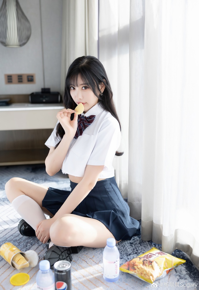阳光落满房间的惬意时刻✨JK制服搭配零食小快乐捕捉一份慵懒松弛的少女感把简单的小