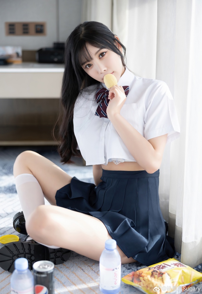 阳光落满房间的惬意时刻✨JK制服搭配零食小快乐捕捉一份慵懒松弛的少女感把简单的小 预览 2