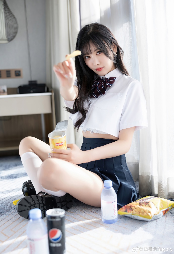 阳光落满房间的惬意时刻✨JK制服搭配零食小快乐捕捉一份慵懒松弛的少女感把简单的小 预览 3
