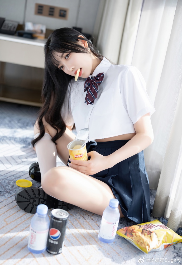阳光落满房间的惬意时刻✨JK制服搭配零食小快乐捕捉一份慵懒松弛的少女感把简单的小 预览 4