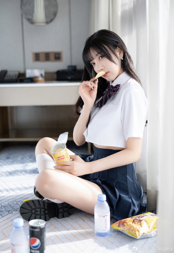 阳光落满房间的惬意时刻✨JK制服搭配零食小快乐捕捉一份慵懒松弛的少女感把简单的小 预览 5