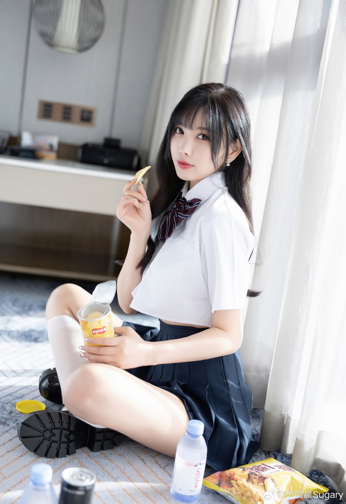 阳光落满房间的惬意时刻✨JK制服搭配零食小快乐捕捉一份慵懒松弛的少女感把简单的小 预览 6