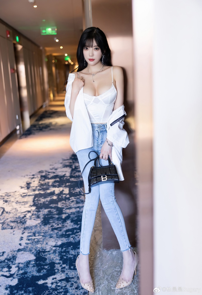 白衬衫松弛搭出随性氛围🤍蕾丝吊带碰撞清爽牛仔裤走廊光影勾勒出自在姿态甜酷气质直接
