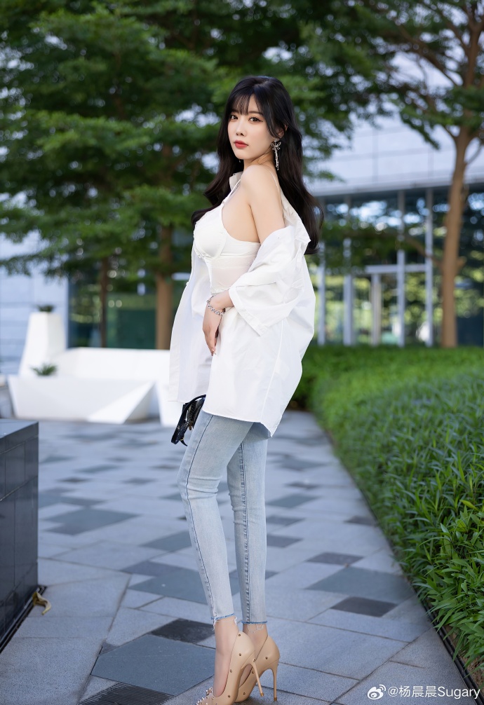 白衬衫松弛搭出随性氛围🤍蕾丝吊带碰撞清爽牛仔裤走廊光影勾勒出自在姿态甜酷气质直接 预览 3