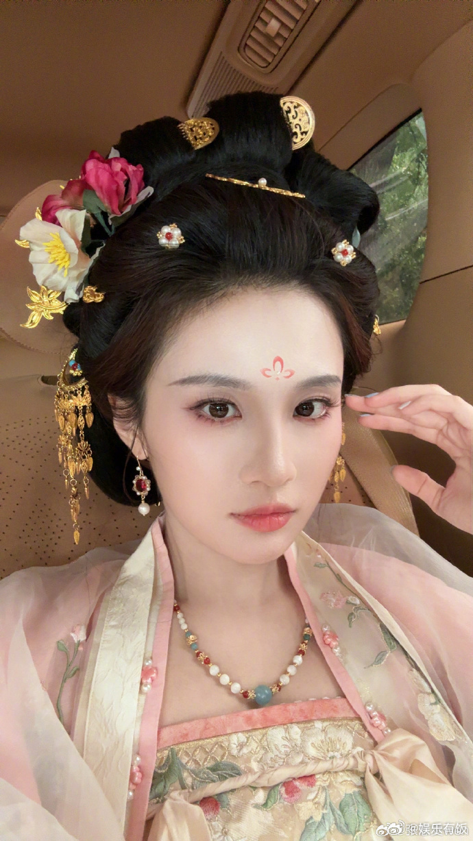## 张慧雯这组汉服图太有唐宋美人那味儿了！柔粉襦裙衬得气质温婉娴静，精致繁复的