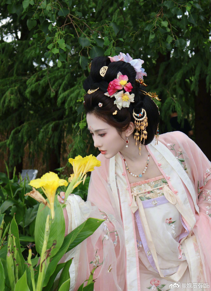 ## 张慧雯这组汉服图太有唐宋美人那味儿了！柔粉襦裙衬得气质温婉娴静，精致繁复的 预览 3