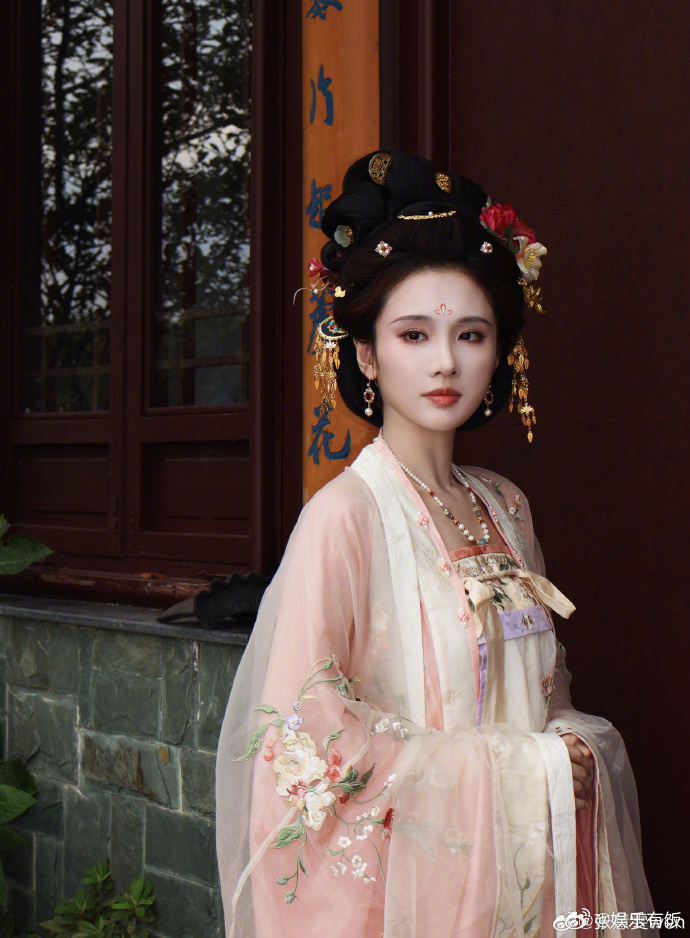 ## 张慧雯这组汉服图太有唐宋美人那味儿了！柔粉襦裙衬得气质温婉娴静，精致繁复的 预览 5