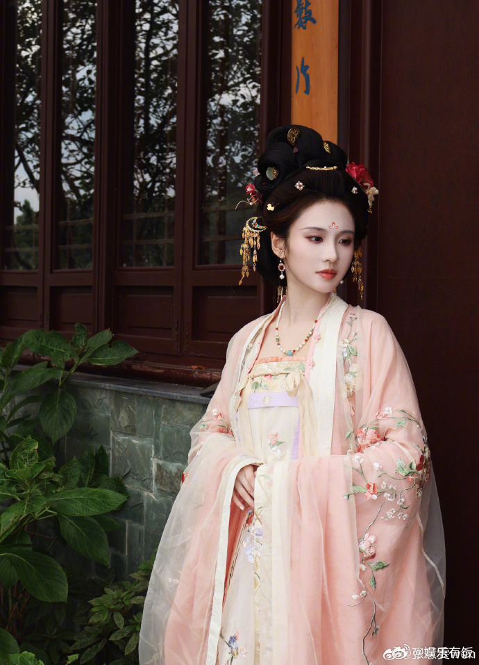 ## 张慧雯这组汉服图太有唐宋美人那味儿了！柔粉襦裙衬得气质温婉娴静，精致繁复的 预览 6