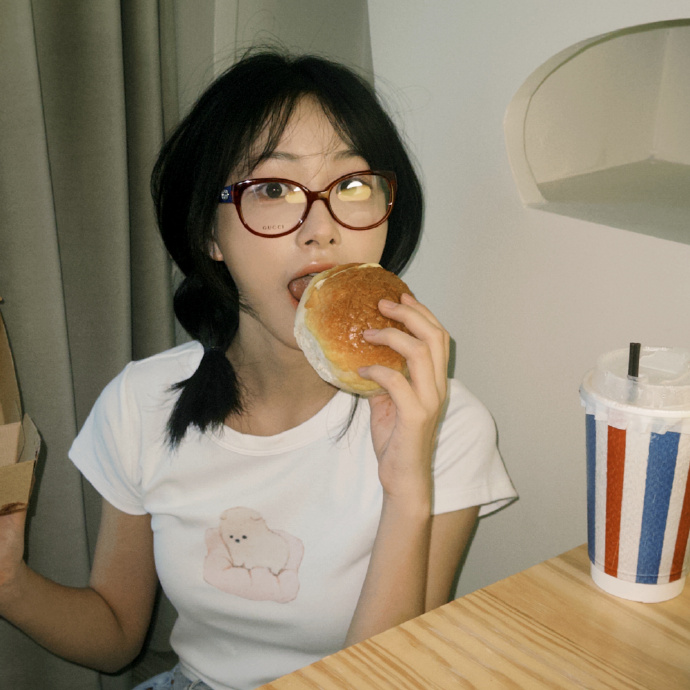 杨肸子的温柔私服，短发白T牛仔，青春可人的小姐姐。杨肸子超话 ​