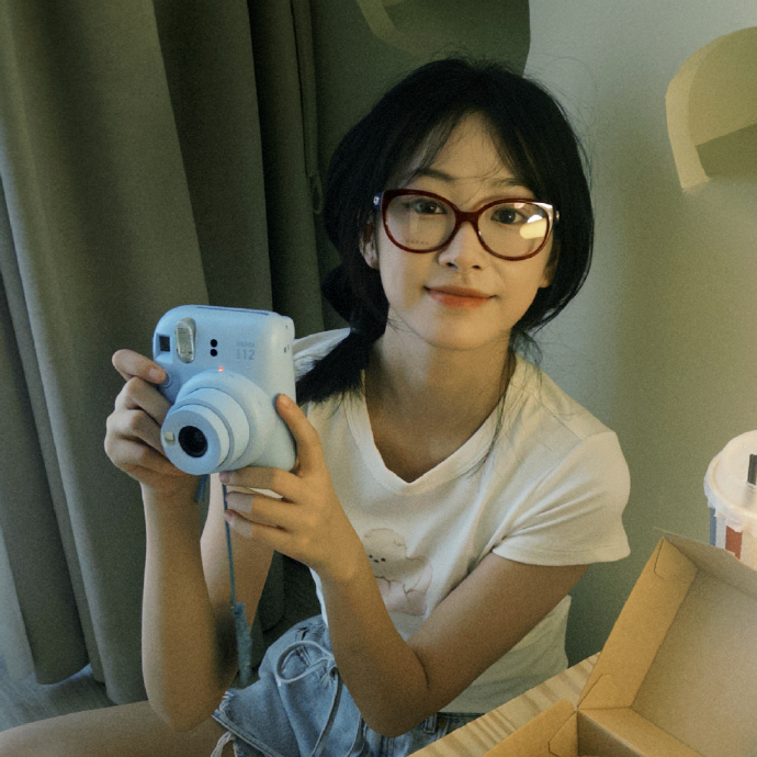 杨肸子的温柔私服，短发白T牛仔，青春可人的小姐姐。杨肸子超话 ​ 预览 2