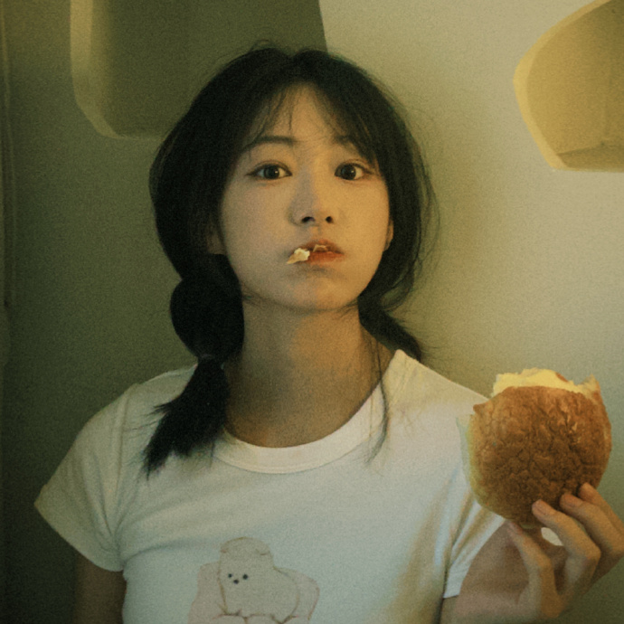 杨肸子的温柔私服，短发白T牛仔，青春可人的小姐姐。杨肸子超话 ​ 预览 3