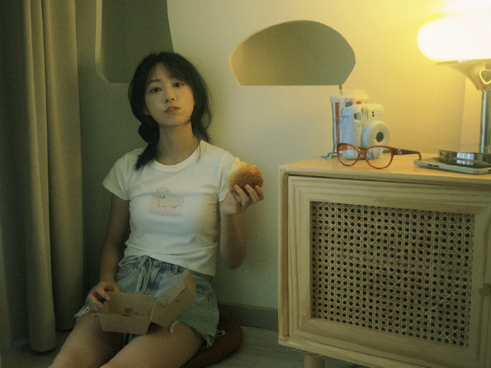 杨肸子的温柔私服，短发白T牛仔，青春可人的小姐姐。杨肸子超话 ​ 预览 4