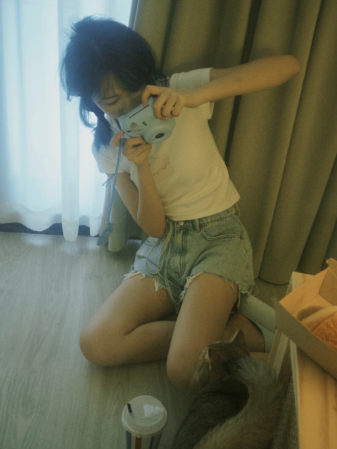 杨肸子的温柔私服，短发白T牛仔，青春可人的小姐姐。杨肸子超话 ​ 预览 6