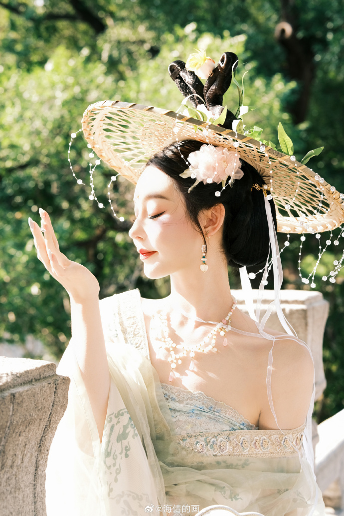 “墨已入水 渡一池青花。”客片分享🍃唐朝穿越来的！摄影：@海倩的画 ###### 预览 1