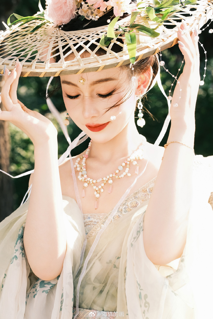 “墨已入水 渡一池青花。”客片分享🍃唐朝穿越来的！摄影：@海倩的画 ###### 预览 2