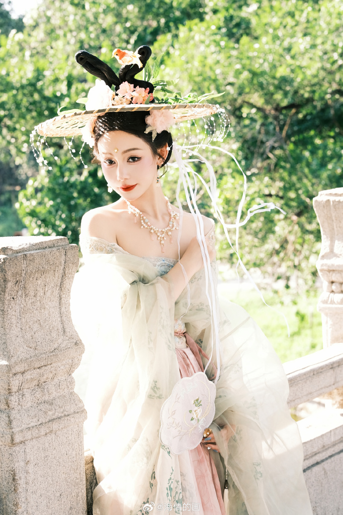 “墨已入水 渡一池青花。”客片分享🍃唐朝穿越来的！摄影：@海倩的画 ###### 预览 3