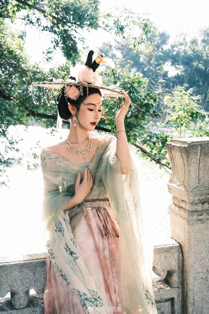 “墨已入水 渡一池青花。”客片分享🍃唐朝穿越来的！摄影：@海倩的画 ###### 预览 4