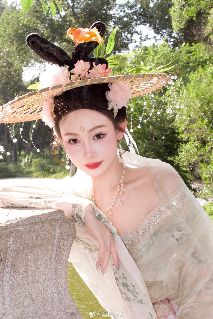 “墨已入水 渡一池青花。”客片分享🍃唐朝穿越来的！摄影：@海倩的画 ###### 预览 5