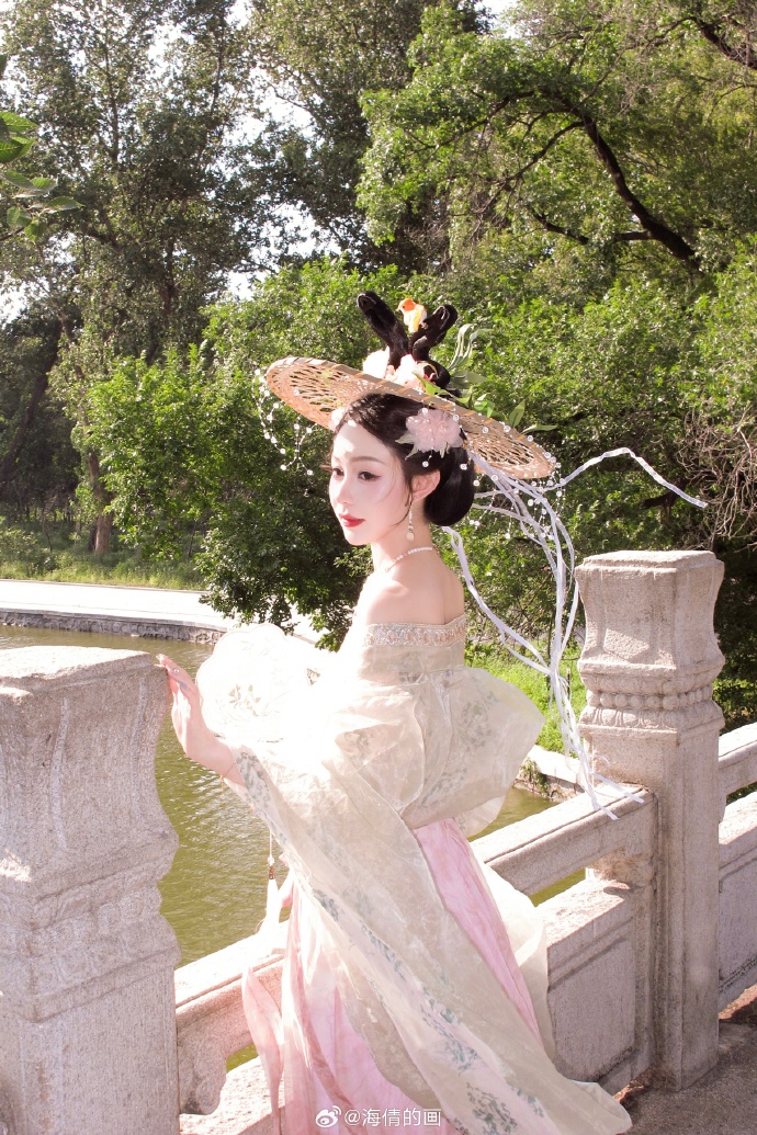 “墨已入水 渡一池青花。”客片分享🍃唐朝穿越来的！摄影：@海倩的画 ###### 预览 6