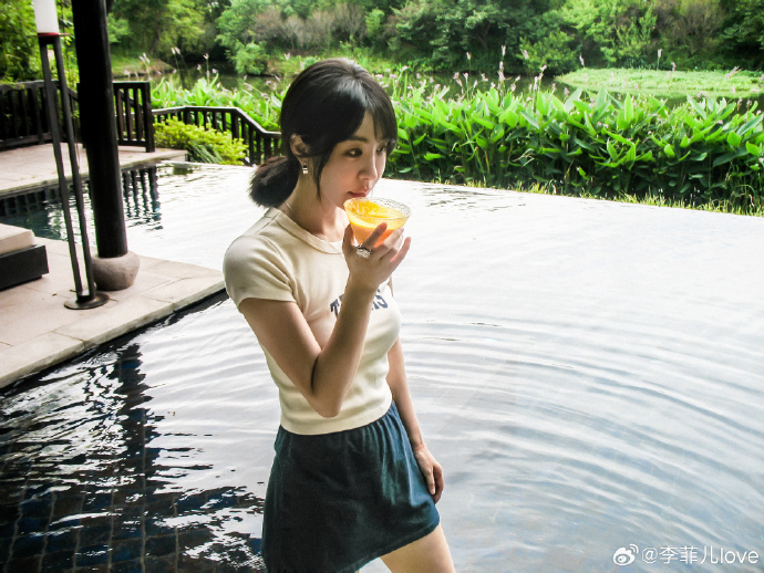李菲儿私服戏水，好生甜美～《超棒的我们2》热播，《良陈美锦》播出！李菲儿超话  预览 5