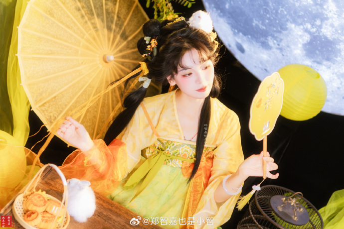 桂子飘香玉兔舞好久没发18张了！出镜/后期/妆造|@郑智嘉也是小智 ## ​ 预览 3