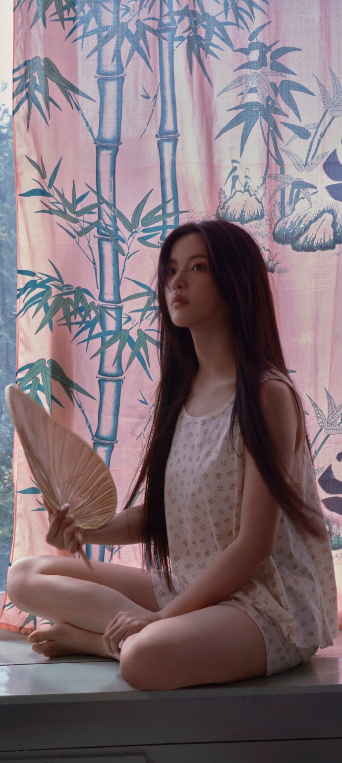 杨超越私服：锦鲤妹妹好温柔。剧版《喜剧之王》空降定档10月6日爱奇艺上线，她演的 预览 1