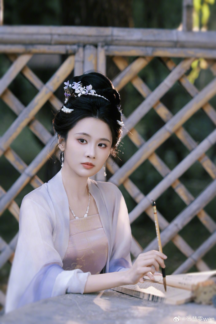 张慧雯·烟纱汉服，古韵天成，一颦一笑都像从古画里缓步走出来的佳人✨ ​ 预览 1