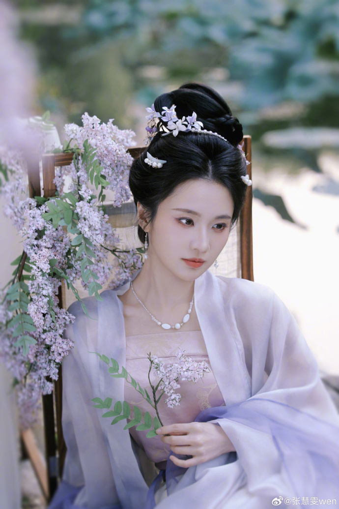张慧雯·烟纱汉服，古韵天成，一颦一笑都像从古画里缓步走出来的佳人✨ ​ 预览 2