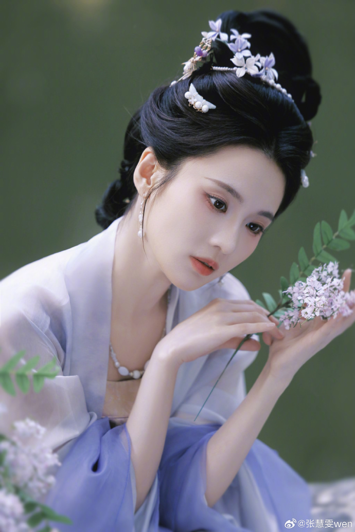 张慧雯·烟纱汉服，古韵天成，一颦一笑都像从古画里缓步走出来的佳人✨ ​ 预览 3