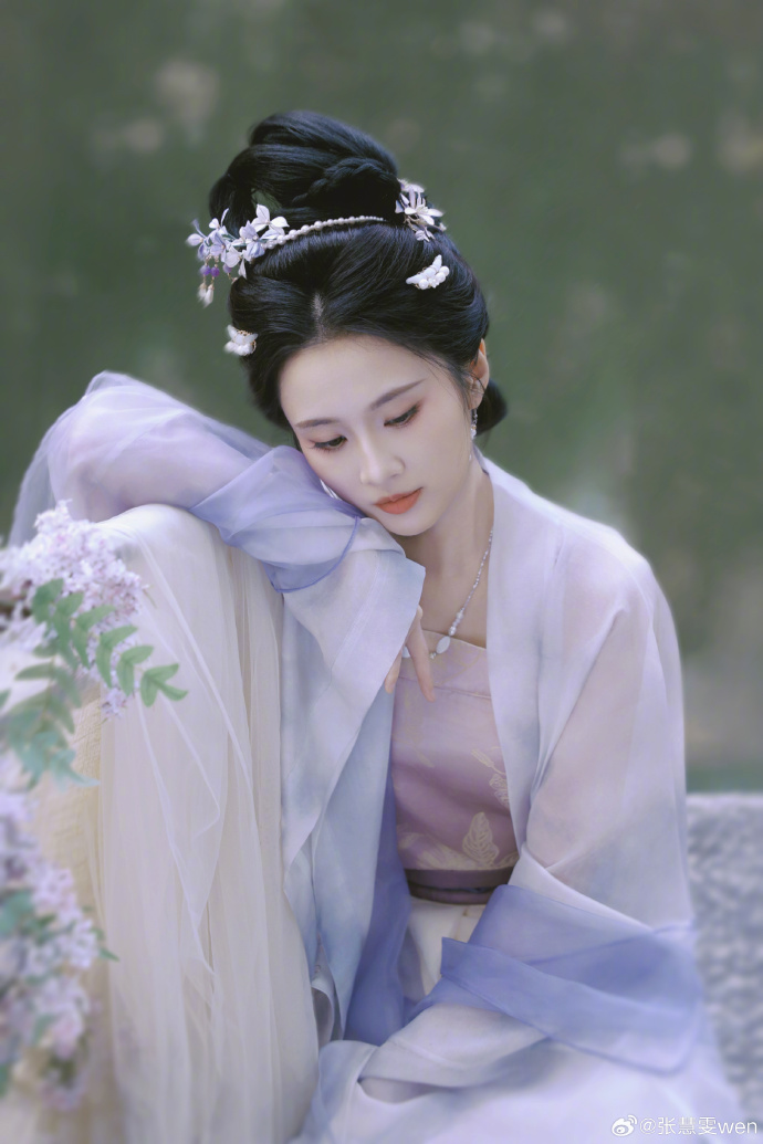 张慧雯·烟纱汉服，古韵天成，一颦一笑都像从古画里缓步走出来的佳人✨ ​ 预览 4